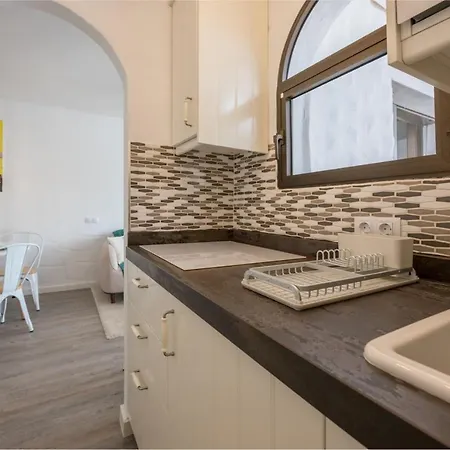 Apartman In Front Of The Pool, Large Terrace, Elegant & Confortable, Wi-fi