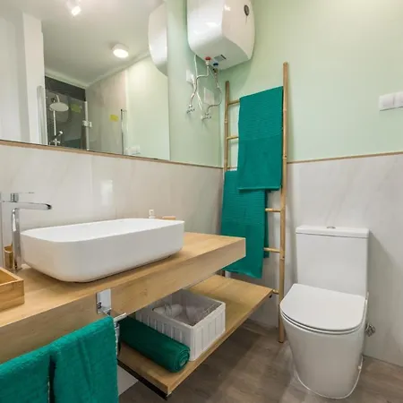 In Front Of The Pool, Large Terrace, Elegant & Confortable, Wi-fi Apartment *