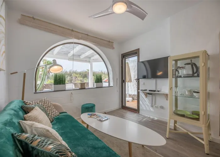 In Front Of The Pool, Large Terrace, Elegant & Confortable, Wi-fi 아파트 *