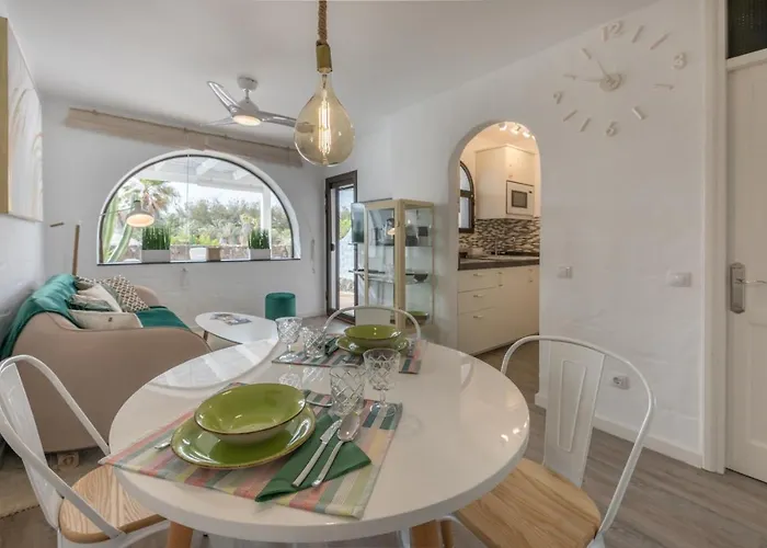 In Front Of The Pool, Large Terrace, Elegant & Confortable, Wi-fi 아파트 코스타카르마