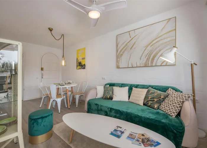 아파트 In Front Of The Pool, Large Terrace, Elegant & Confortable, Wi-fi *