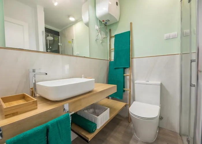 In Front Of The Pool, Large Terrace, Elegant & Confortable, Wi-fi 아파트 *