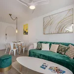 Appartement In Front Of The Pool, Large Terrace, Elegant & Confortable, Wi-fi *